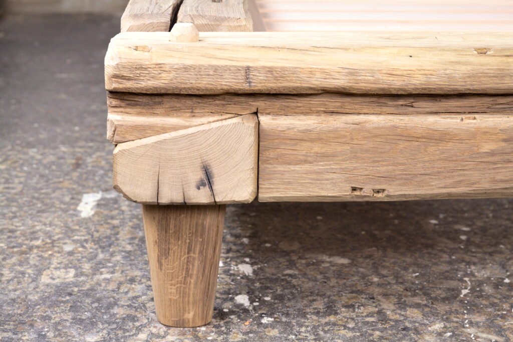 Balkenbett Eckdetail Detailansicht eines Holzmöbels nach Mass – Eckverbindung eines Balkenbetts aus massivem Holz mit sichtbarer Holzverbindung.