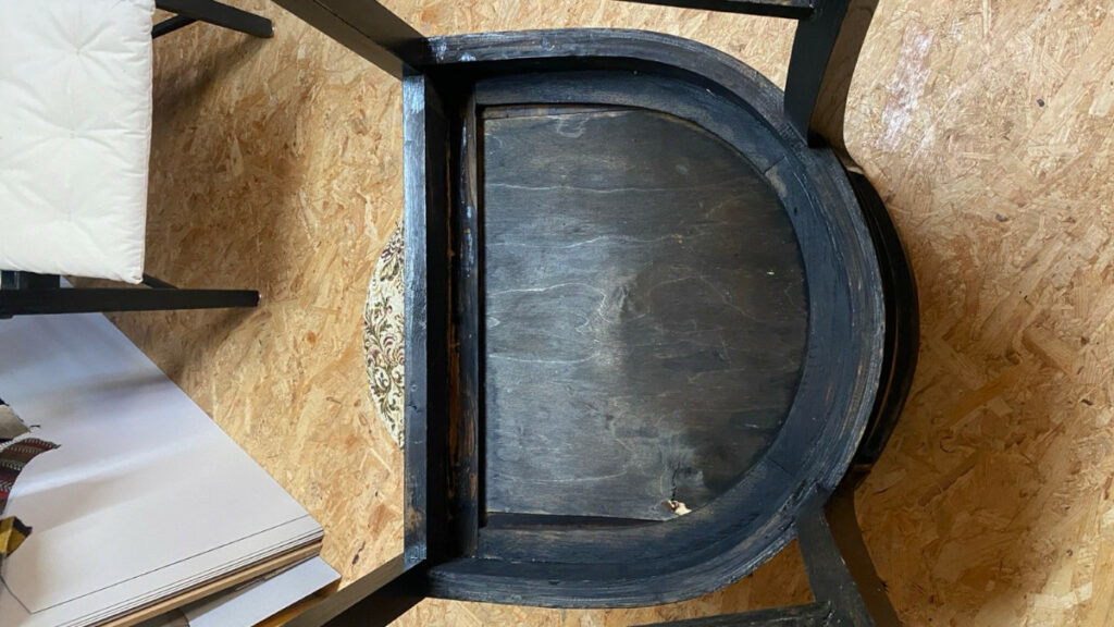 Stuhl vor der Verstaerkung Unterseite des Stuhls im Originalzustand ohne Verstärkungen.