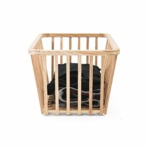 Wäschekorb aus Holz, gefertigt aus unbehandelter Schweizer Esche mit metallfreier Konstruktion.