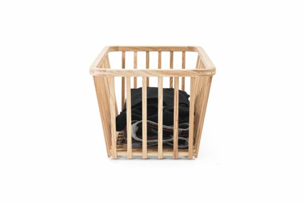 Wäschekorb aus Holz, gefertigt aus unbehandelter Schweizer Esche mit metallfreier Konstruktion.