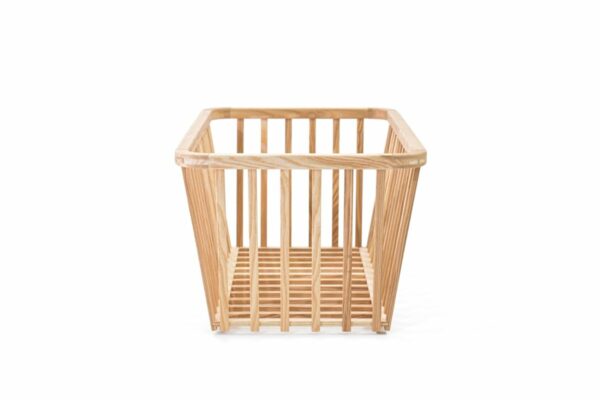 Wäschekorb aus Holz, gefertigt aus unbehandelter Schweizer Esche mit metallfreier Konstruktion.