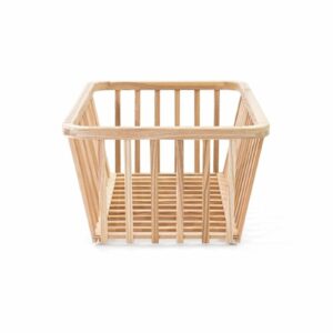 Wäschekorb aus Holz, gefertigt aus unbehandelter Schweizer Esche mit metallfreier Konstruktion.